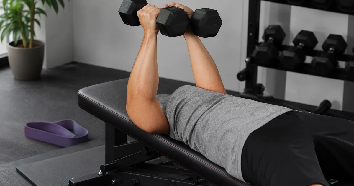 Material de fuerza con mancuernas y banda elastica para ejercicios de triceps